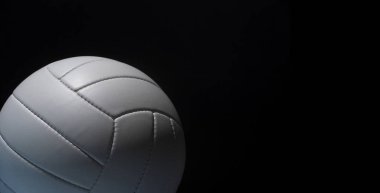 Siyah arka planda beyaz deri voleybol detayı