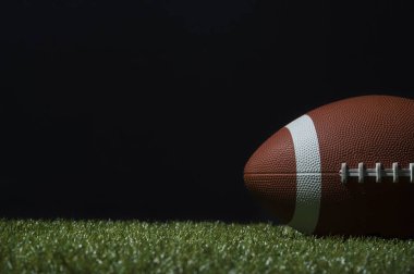 Amerikan futbolu yeşil çimlerde, siyah sırtüstü