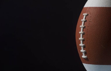 Amerikan futbolu topu siyah arka plan üzerine kapatın.
