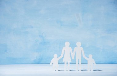 Mavi arka planda mutlu ahşap figürler ailesi 