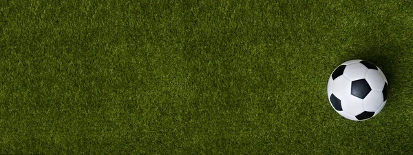 Κοντινά Πλάνα Της Μπάλας Ποδοσφαίρου Στο Πράσινο Γρασίδι — Φωτογραφία Αρχείου