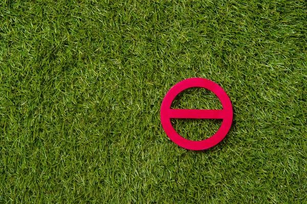 隔離された緑の草の背景に赤い禁止記号 — ストック写真