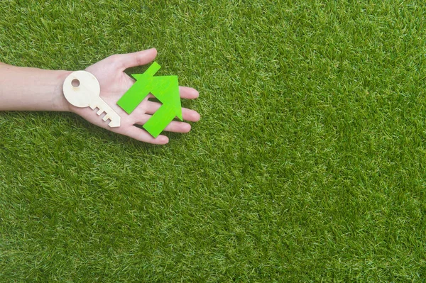 Hand Hold House Sleutel Tegen Groen Veld Van Bovenaf Bekeken — Stockfoto