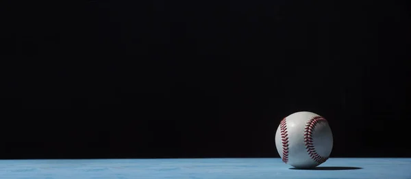 Baseballball Auf Blauem Holztisch — Stockfoto