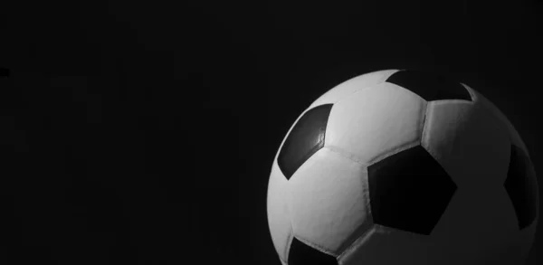 Fechar Bola Futebol Fundo Preto — Fotografia de Stock