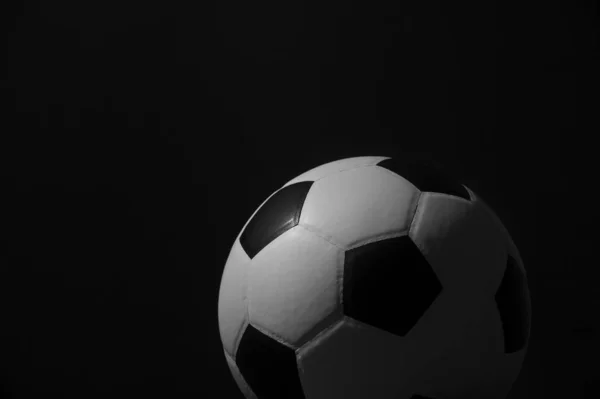 Fechar Bola Futebol Fundo Preto — Fotografia de Stock