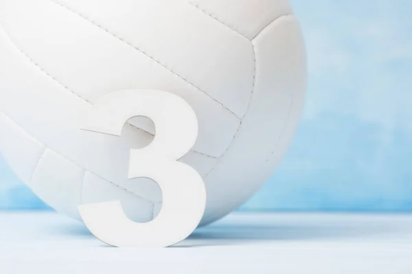 Vit Läder Volleyboll Detalj Och Nummer Tre Blå Bakgrund — Stockfoto