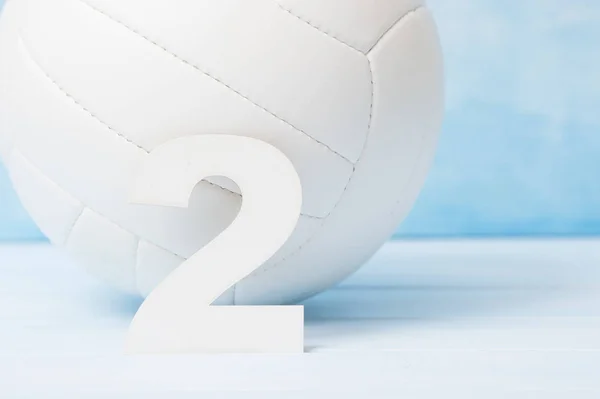 Vit Läder Volleyboll Detalj Och Nummer Två Blå Bakgrund — Stockfoto