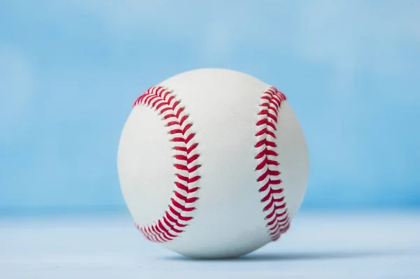 Mavi Arkaplanda Beyzbol Topu Takım Sporu — Stok fotoğraf