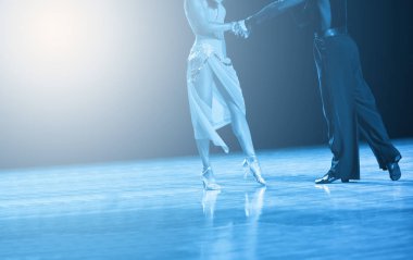 kadın ve erkek dansçı latino uluslararası dans. Mavi filtre