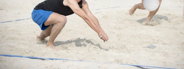 En manlig beachvolleybollatlet på volleybollplanen. Grupp sp — Stockfoto