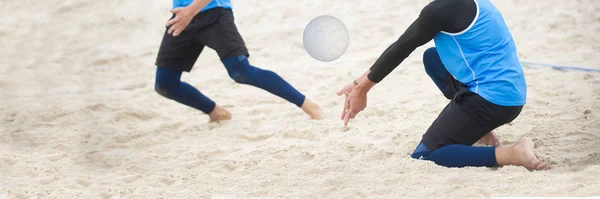 Спортсмен пляжного волейбола на волейбольной площадке. Команда sp — стоковое фото