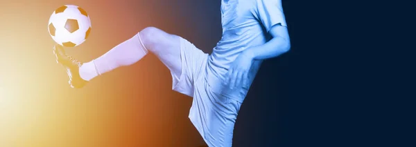 Fermez les jambes et la chaussure de football du joueur de football en action kicki — Photo