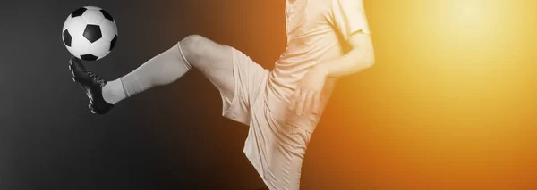 Закройте ноги и футбольную обувь футболисту в действии кики — стоковое фото