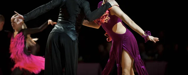Kvinnan och mannen dansare latino internationell Dans — Stockfoto