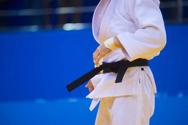 Judo Bojovník Pózuje Bílém Kimonu Černým Opaskem Japonské Judo Jiu — Stock fotografie