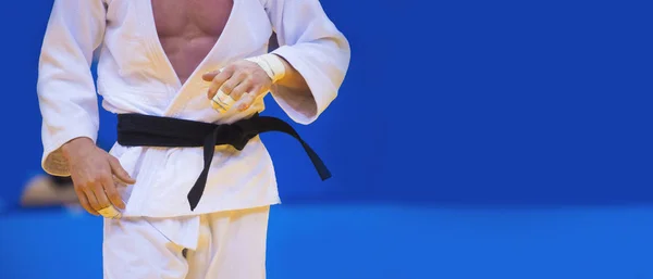 Judo Lutador Posa Quimono Branco Com Cinto Preto Judô Japonês — Fotografia de Stock