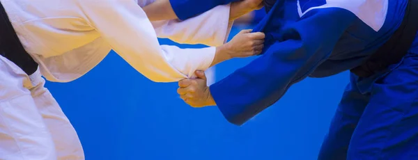 Två Judo Kämpar Vit Och Blå Uniform — Stockfoto