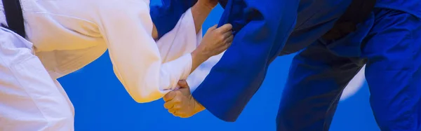Due Combattenti Judo Uniforme Bianca Blu Competizione Arti Marziali Sambo — Foto Stock