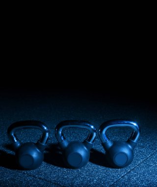 Kettlebell spor malzemelerinin ağırlığı yere yakın.