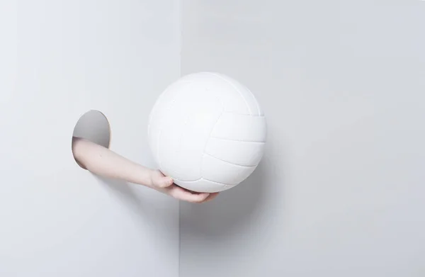 Mano Agujero Una Mano Niño Sostiene Una Pelota Voleibol Blanco — Foto de Stock