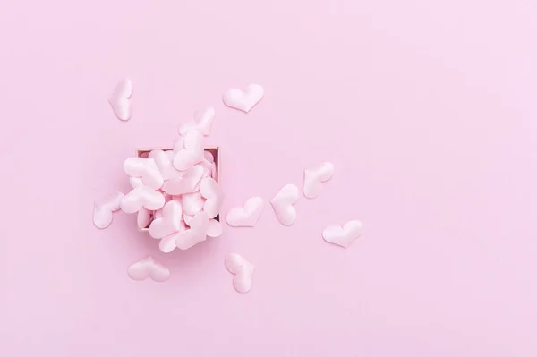 Cadeaudoosje Met Hartjes Een Roze Achtergrond Valentijnsdag — Stockfoto