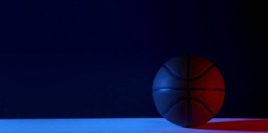 Siyah arka planda izole edilmiş basketbol topu. Mavi neon sanatı konsepti