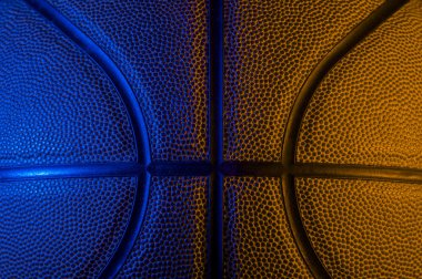 Basketbol topu dokusunun yakın plan detayları. Mavi neon sanatı konsepti