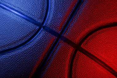 Basketbol topu dokusunun yakın plan detayları. Mavi neon sanatı konsepti