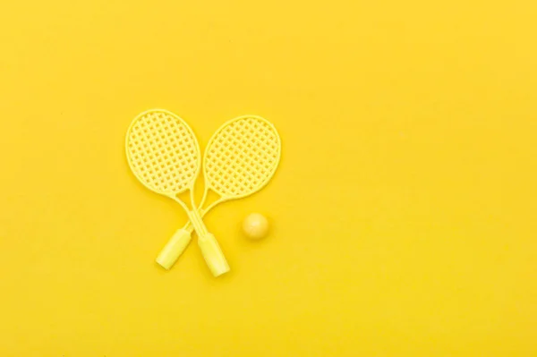 Tennis Racket Ball Sports Yellow Background — Stock Photo, Image