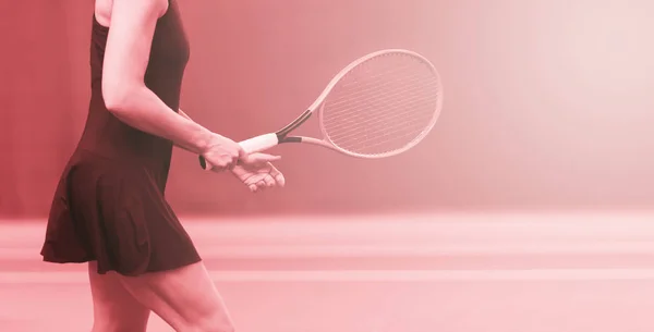 女子近身手握网球拍在硬网球场上 红色滤网 — 图库照片