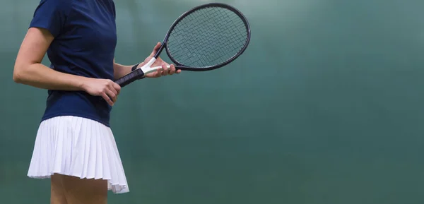 Κοντινό Πλάνο Της Γυναίκας Κρατά Ρακέτα Τένις Στο Γήπεδο Τένις — Φωτογραφία Αρχείου