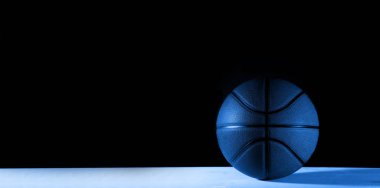 Siyah arka planda izole edilmiş basketbol topu. Mavi neon sanatı konsepti