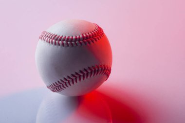 Beyzbol topu pembe arka planda izole edilmiş. Kırmızı neon sancak sanatı kavramı