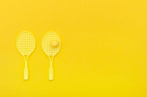 Tennis Racket Ball Sports Yellow Background — Stock Photo, Image