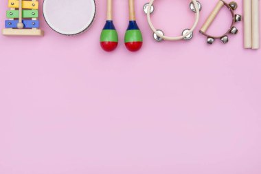 Pembe arka planda müzik aletleri