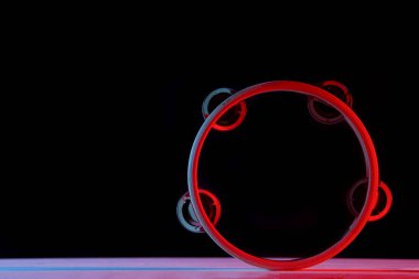 Tef siyah arka planda izole edildi. Klasik müzik enstrümanı. Kırmızı neon sancak sanatı kavramı