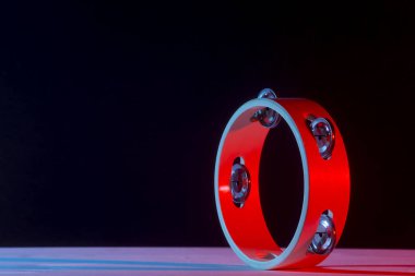 Tef siyah arka planda izole edildi. Klasik müzik enstrümanı. Kırmızı neon sancak sanatı kavramı