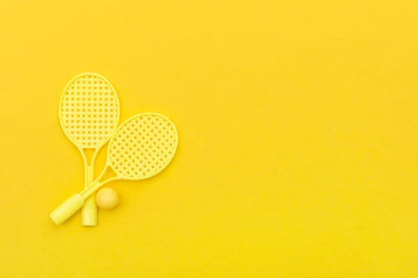 Raquete Tênis Esportes Bola Fundo Amarelo — Fotografia de Stock