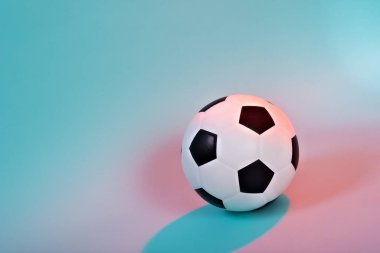 Mavi neon arkaplanda izole edilmiş futbol topu