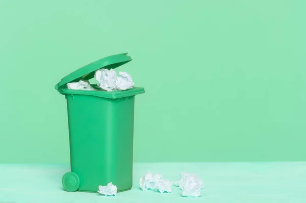 Зеленый Пластиковый Мусорный Бак Бумага Зеленом Фоне Отлично Подходит Переработки — стоковое фото
