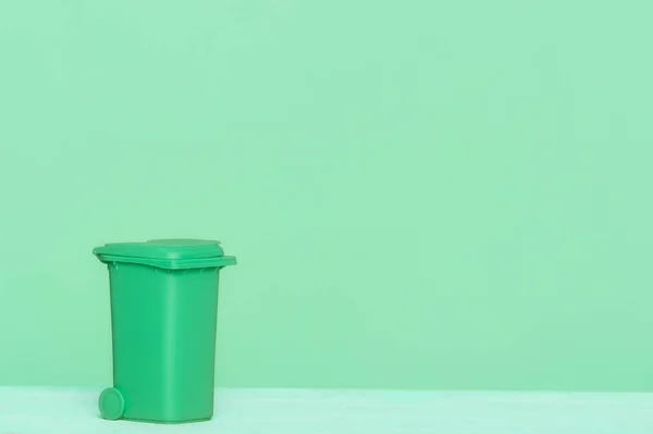 绿色背景的绿色塑料垃圾箱 非常适合回收概念和设计 — 图库照片