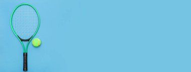 Tenis raketi ve topun mavi arka planda üst görüntüsü. Yatay spor posteri, tebrik kartları, başlıklar, web sitesi 