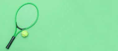 Tenis raketinin en üst görüntüsü ve yeşil arkaplan topu. Yatay spor posteri, tebrik kartları, başlıklar, web sitesi