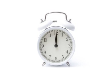 Beyaz arkaplanda izole edilmiş eski alarm saati ya da eski alarm saati
