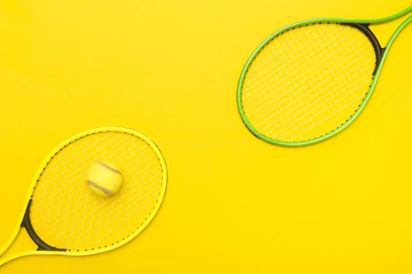 Κάτοψη Των Ρακετών Τένις Και Μπάλα Κίτρινο Φόντο — Φωτογραφία Αρχείου