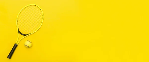Widok Góry Rakiety Tenisowej Piłkę Żółtym Tle Horyzontalny Plakat Sportowy — Zdjęcie stockowe