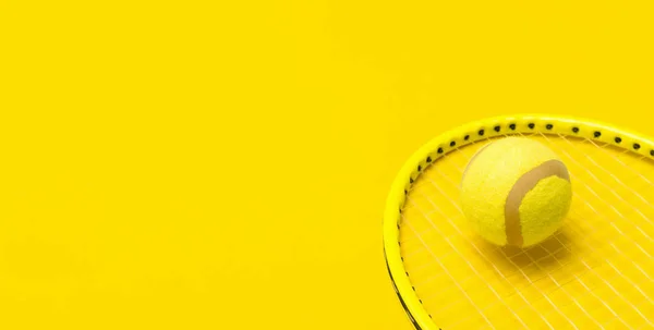 Vedere Sus Rachetelor Tenis Mingea Fundal Galben Poster Sportiv Orizontal — Fotografie, imagine de stoc