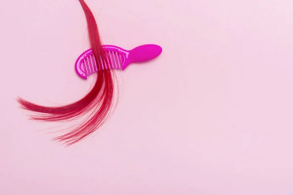 彩色粉色和红色头发梳子的顶部视图 — 图库照片