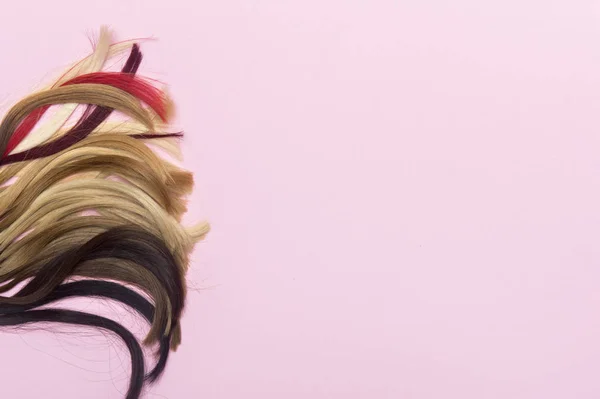 Εξοπλισμός Επιμήκυνσης Μαλλιών Από Φυσικά Μαλλιά Δείγματα Τριχών Διαφορετικών Χρωμάτων — Φωτογραφία Αρχείου